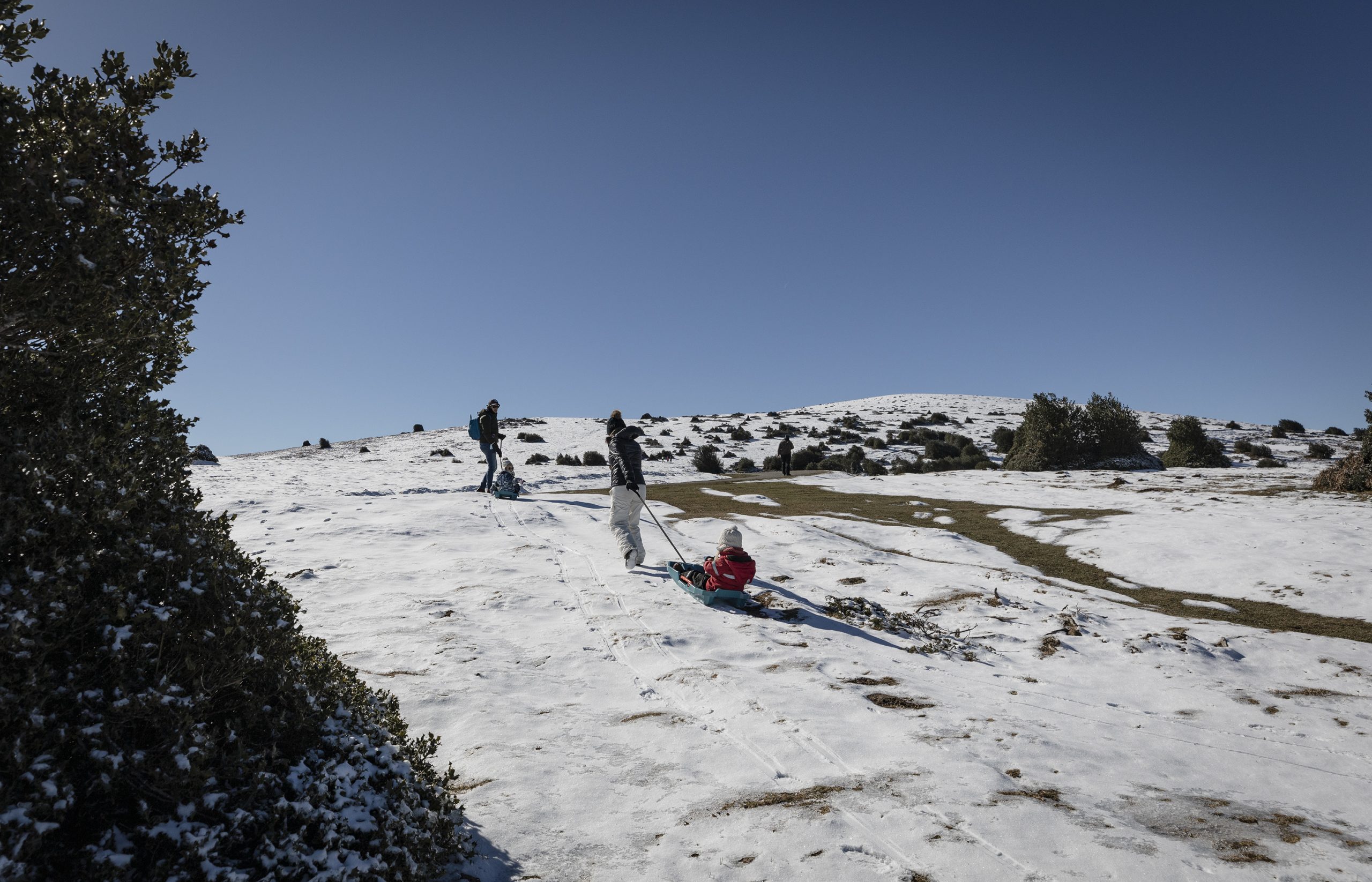 Vy över snötäckt backe i Pyrenéerna